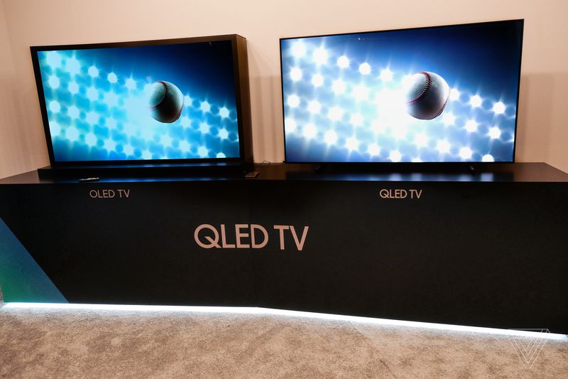 so sánh độ tương phản và độ sáng của tivi OLED và QLED